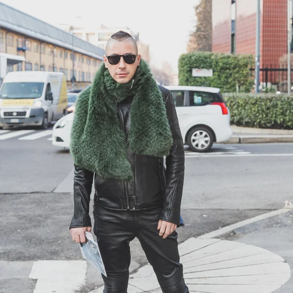 Dirk Bikkembergs 时装秀米兰男装时装周 2015 年建筑外的人 — 图库照片