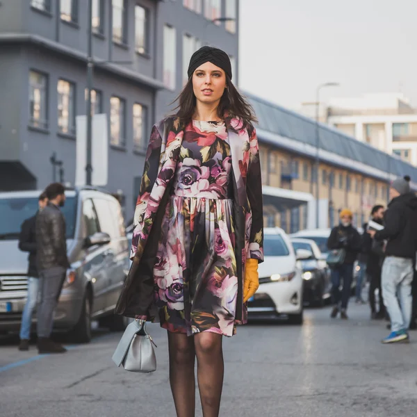 Mensen buiten Dirk Bikkembergs modeshow bouwen voor mannen van de Milaan Fashion Week 2015 — Stockfoto