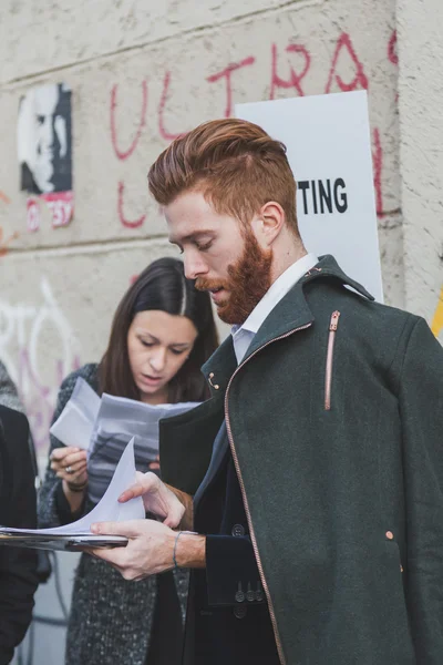 Persone al di fuori della sfilata Dirk Bikkembergs edificio per Milano Settimana della Moda Uomo 2015 — Foto Stock
