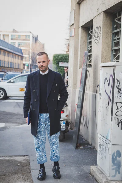 Άτομα εκτός Dirk φανερώνουν επίδειξη μόδας κτίριο για το 2015 εβδομάδα μόδας του Μιλάνου ανδρών — Φωτογραφία Αρχείου