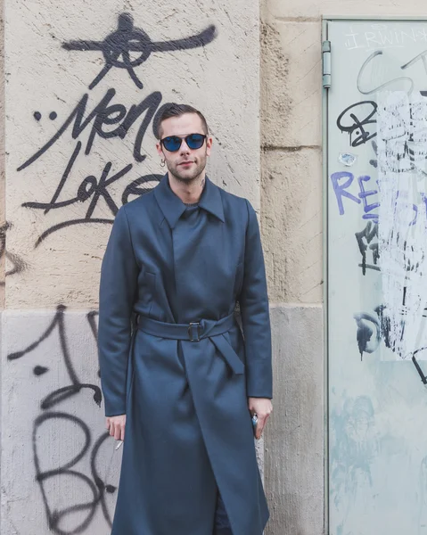 People outside Dirk Bikkembergs fashion show building for Milan Men's Fashion Week 2015 — Stock Photo, Image