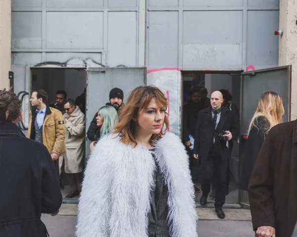 Pessoas fora de Dirk Bikkembergs construção de desfile de moda para Milan Men 's Fashion Week 2015 — Fotografia de Stock