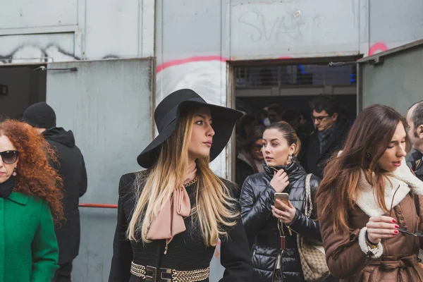 Pessoas fora de Dirk Bikkembergs construção de desfile de moda para Milan Men 's Fashion Week 2015 — Fotografia de Stock