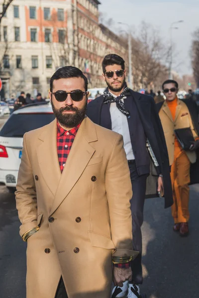 Des personnes devant le bâtiment du défilé de mode Armani pour la Fashion Week 2015 de Milan — Photo