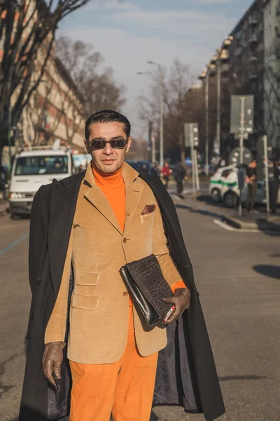 Personas fuera del edificio del desfile de moda Armani para Milan Men 's Fashion Week 2015 — Foto de Stock