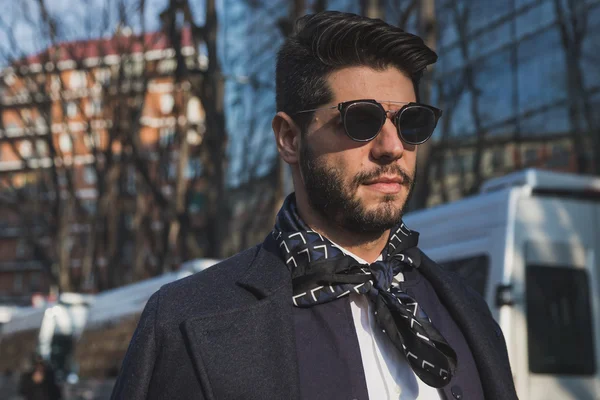 Des personnes devant le bâtiment du défilé de mode Armani pour la Fashion Week 2015 de Milan — Photo