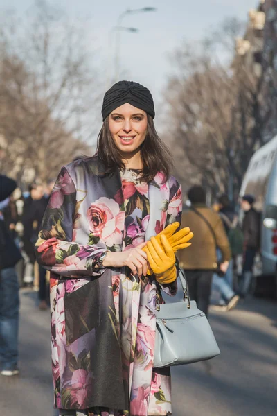 People outside Armani fashion show building for Milan Men's Fashion Week 2015 — Stock Photo, Image