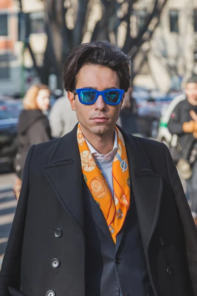 밀라노 남자의 패션 주 2015 건물 외부 아르마니 패션 쇼 사람들 — 스톡 사진