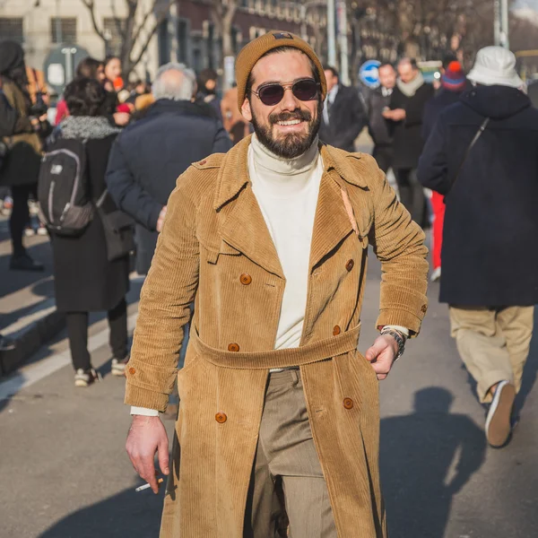 Personas fuera del edificio del desfile de moda Armani para Milan Men 's Fashion Week 2015 — Foto de Stock