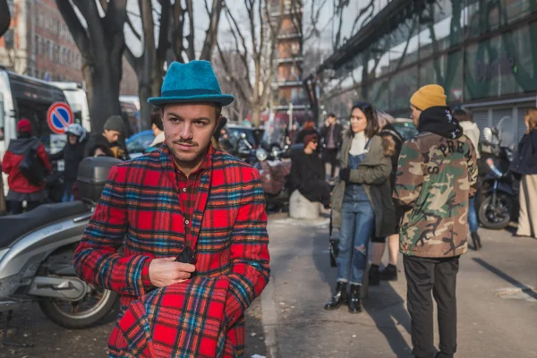 Persone al di fuori dell'edificio della sfilata Armani per la Milano Men's Fashion Week 2015 — Foto Stock