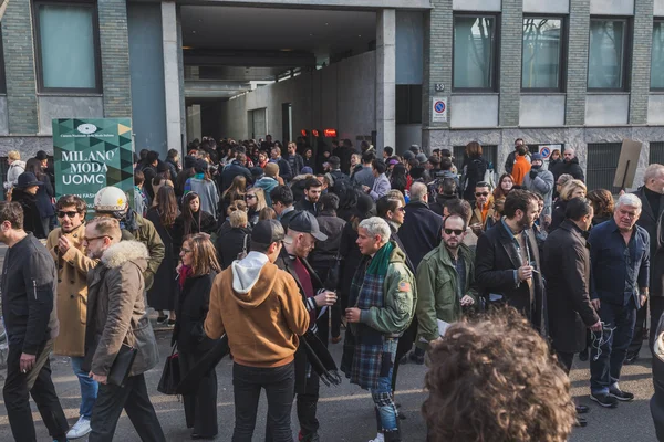 Människor utanför Armani modevisning byggnad för Milan mäns mode vecka 2015 — Stockfoto