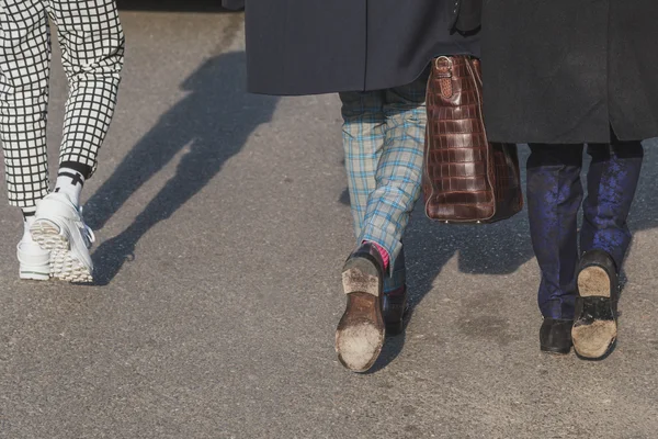 Dettaglio scarpe fuori dalla sede della sfilata Armani per la Milano Men's Fashion Week 2015 — Foto Stock