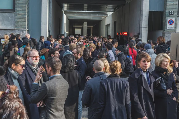 Pessoas fora do edifício do desfile de moda Armani para a Semana de Moda Masculina de Milão 2015 — Fotografia de Stock