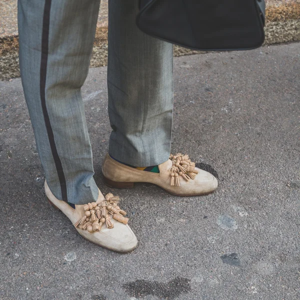 Detalle de zapatos fuera del edificio del desfile de moda Cavalli para Milan Men 's Fashion Week 2015 — Foto de Stock