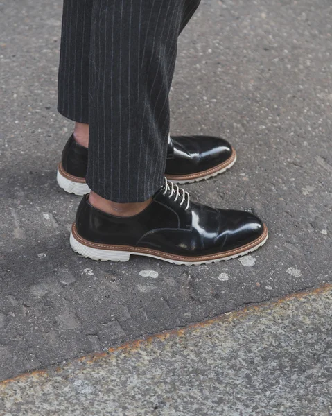 Detail van schoenen buiten Cavalli mode Toon gebouw voor mannen van de Milaan Fashion Week 2015 — Stockfoto