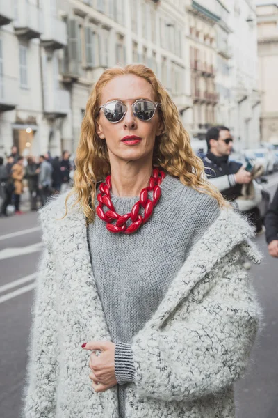 Personas fuera de Cavalli desfile de moda edificio para Milán Semana de la Moda Masculina 2015 —  Fotos de Stock