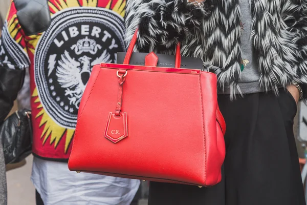 Detalhe de um saco fora do edifício do desfile de moda Cavalli para a Semana de Moda Masculina de Milão 2015 — Fotografia de Stock