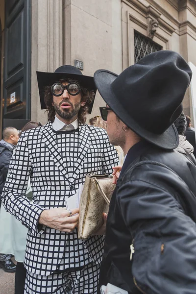 Personas fuera de Cavalli desfile de moda edificio para Milán Semana de la Moda Masculina 2015 — Foto de Stock