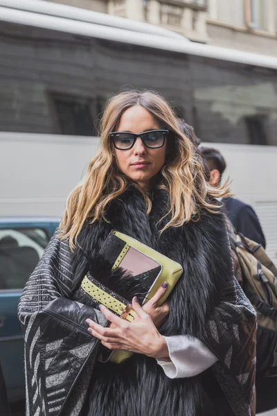 Pessoas fora Cavalli construção de desfile de moda para Milan Men 's Fashion Week 2015 — Fotografia de Stock