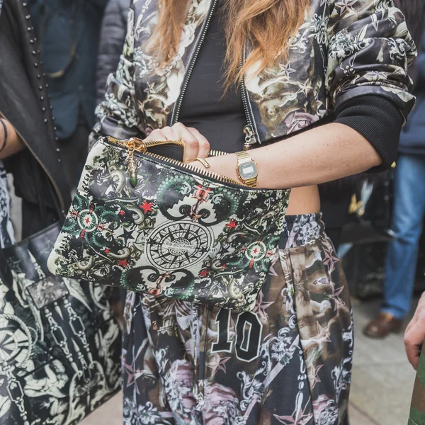 Detalle de una bolsa fuera del edificio del desfile de moda Cavalli para la Semana de la Moda Masculina de Milán 2015 — Foto de Stock