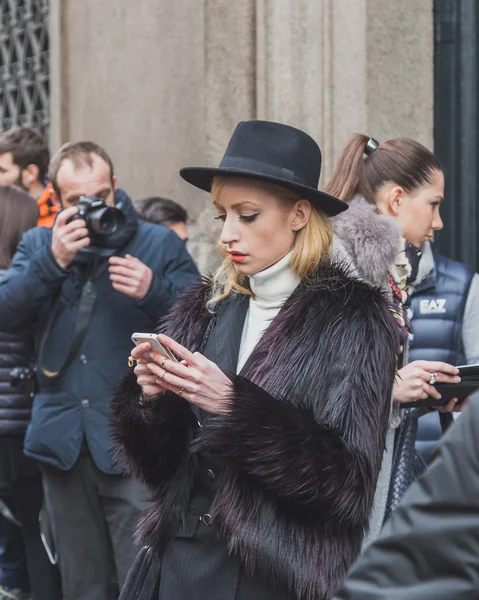 Persone al di fuori della sfilata Cavalli edificio per Milano Settimana della Moda Uomo 2015 — Foto Stock