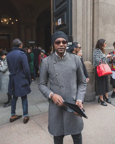 Personas fuera de Cavalli desfile de moda edificio para Milán Semana de la Moda Masculina 2015 —  Fotos de Stock