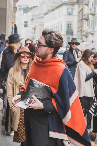 Persone al di fuori della sfilata Cavalli edificio per Milano Settimana della Moda Uomo 2015 — Foto Stock