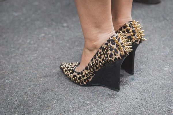Detail of shoes outside Cavalli fashion show building for Milan Men's Fashion Week 2015 — Stock Photo, Image