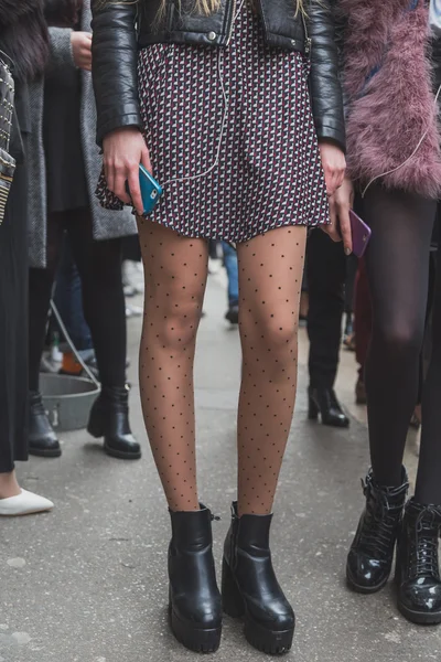 Dettaglio di una ragazza fuori dall'edificio della sfilata Cavalli per la Milano Men's Fashion Week 2015 — Foto Stock