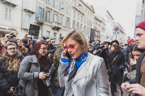 Personas fuera de Cavalli desfile de moda edificio para Milán Semana de la Moda Masculina 2015 — Foto de Stock