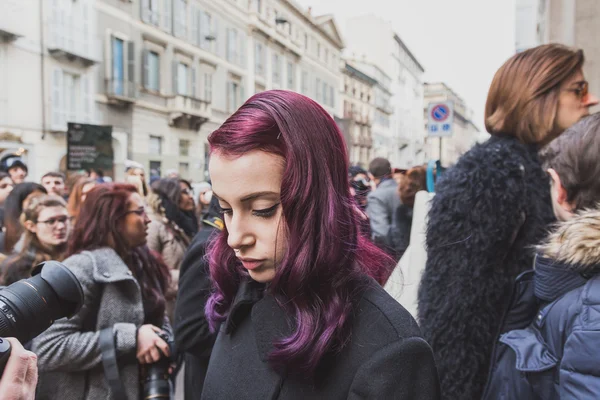 Människor utanför Cavalli modevisning byggnad för Milan mäns mode vecka 2015 — Stockfoto