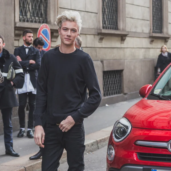 Model Lucky Blue Smith vormt buiten Cavalli modeshow bouwen voor mannen van de Milaan Fashion Week 2015 — Stockfoto