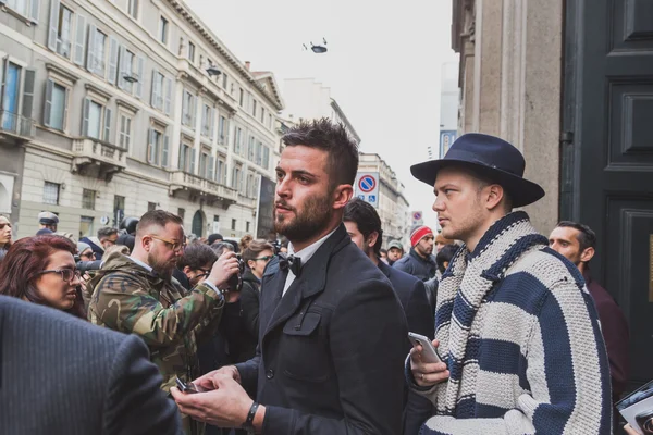 Ihmiset ulkopuolella Cavalli muotinäytös rakennuksen Milanon Miesten muotiviikko 2015 — kuvapankkivalokuva
