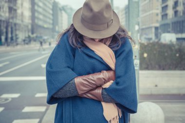 Şehir sokaklarını poz güzel genç esmer