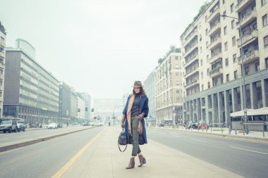 Şehir sokaklarını poz güzel genç esmer