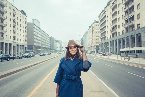 Krásná mladá brunetka pózuje v ulicích města — Stock fotografie