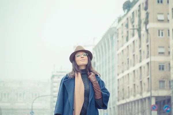 Krásná mladá brunetka pózuje v ulicích města — Stock fotografie