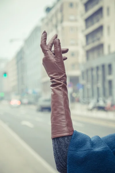 Detail einer Frau mit Lederhandschuhen — Stockfoto