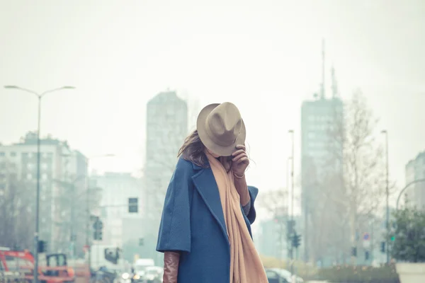 Belle jeune brune posant dans les rues de la ville — Photo