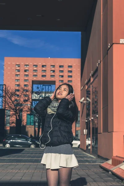 Joven hermosa chica china con auriculares —  Fotos de Stock