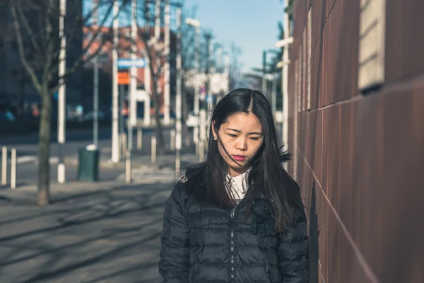 Young beautiful Chinese girl posing in the city streets — Stock Photo, Image