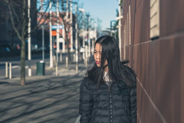 Ung vacker kinesisk flicka poserar i stadens gator — Stockfoto