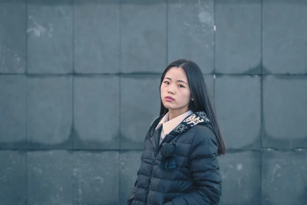 Young beautiful Chinese girl posing in the city streets — Stock Photo, Image