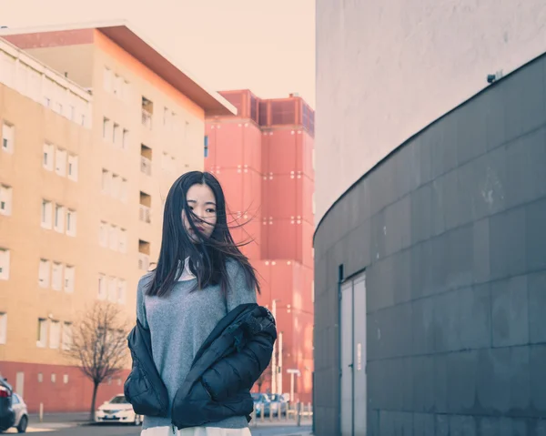 街の通りでポーズ美しい中国少女 — ストック写真