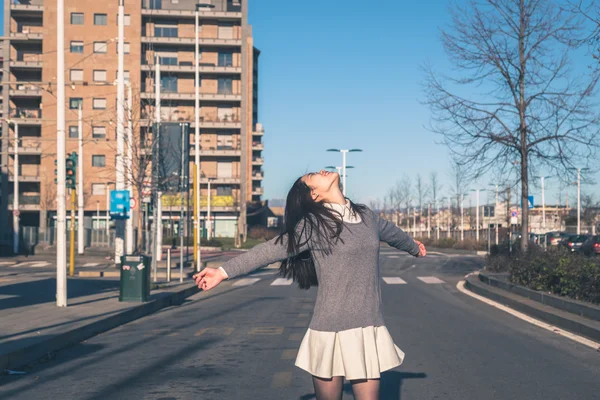 Young beautiful Chinese girl posing in the city streets — Stock Photo, Image