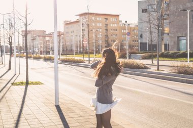 Genç güzel Çinli kız şehir sokaklarını poz