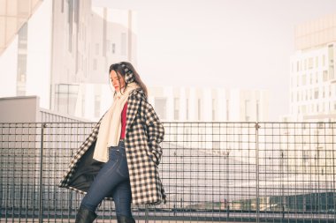 Şehir sokaklarını poz güzel genç esmer