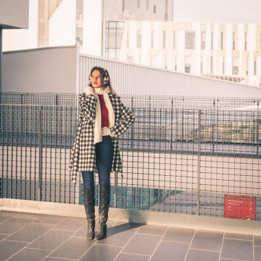 Şehir sokaklarını poz güzel genç esmer