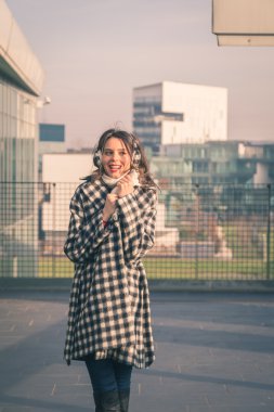 Şehir sokaklarını poz güzel genç esmer