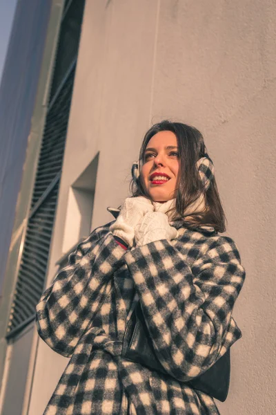 Beautiful young brunette posing in the city streets — Stock Photo, Image